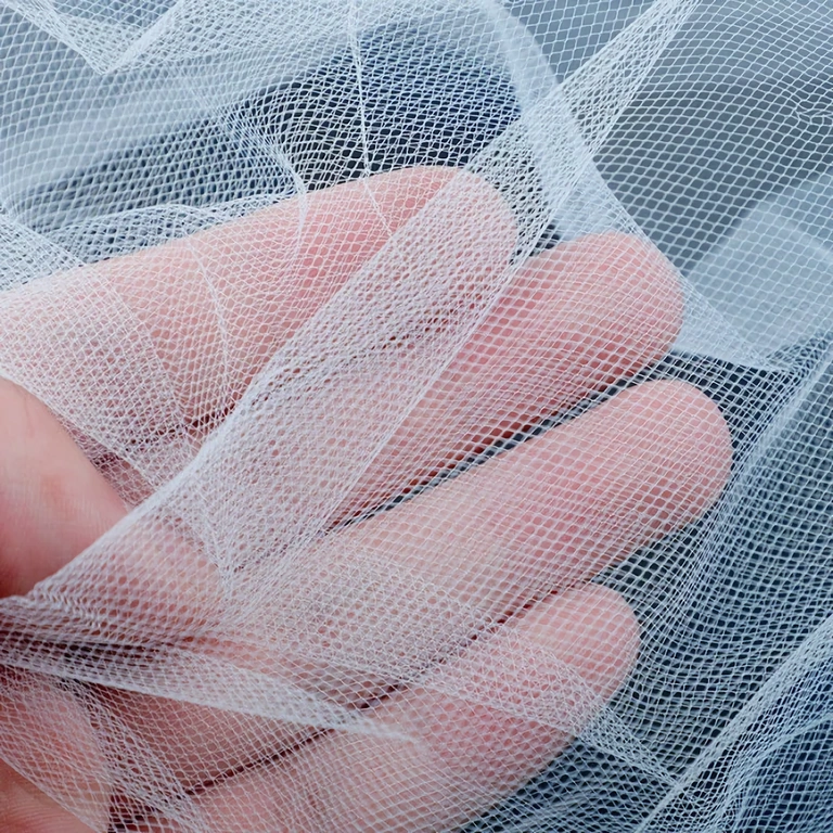 Biały welon mocowany grzebieniem, idealny do luźnych fryzur lub koków