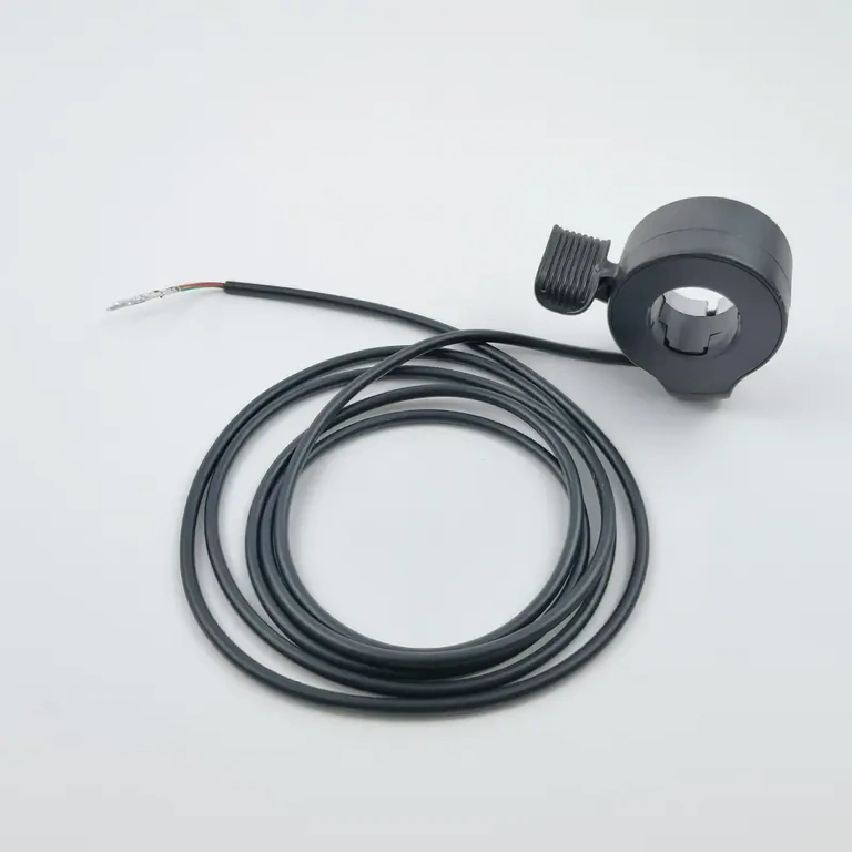 Szczegóły przewodów manetki gazu: czerwony 5V, czarny GND, zielony sygnał