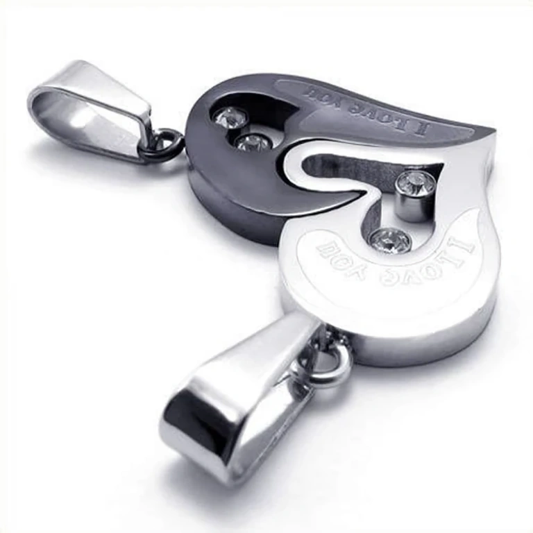 Wisiorki serca w kolorze srebrnym i czarnym dla par