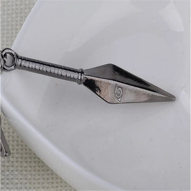 Metalowy wisiorek Kunai z łańcuszkiem ze skóry