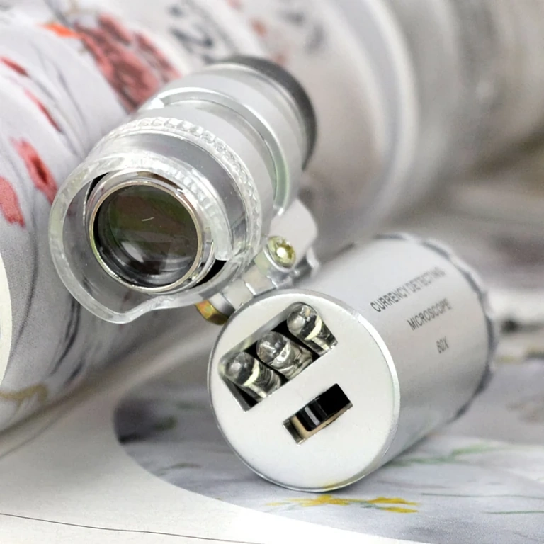 Kompaktowy mikroskop przenośny z LED i lampą UV do szczegółowych inspekcji