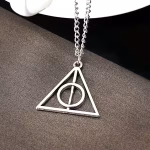 Wisiorek Łańcuszek Harry Potter Deathly Hallows Trójkąt Srebrny – Magiczna Biżuteria