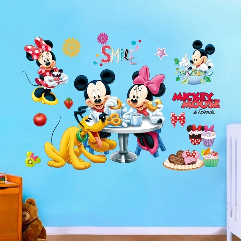 Naklejka na ścianę idealna do pokoju dziecka lub przedszkola z Mickey Mouse