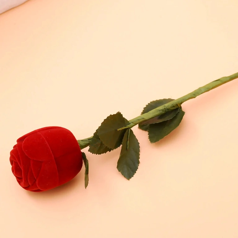 Czerwone aksamitne pudełko w kształcie róży na biżuterię – kolczyki lub pierścionek