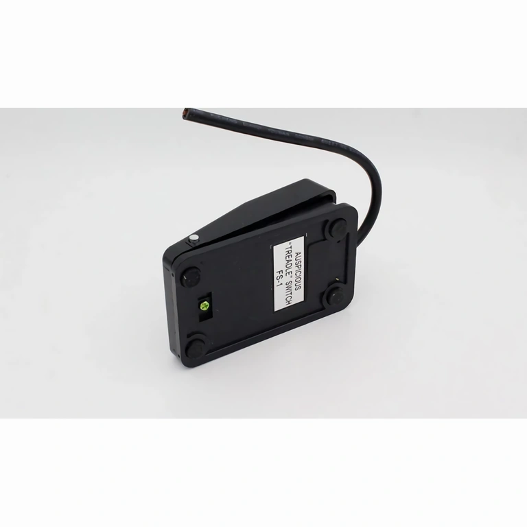 Elektryczny wyłącznik nożny montowany na kablu