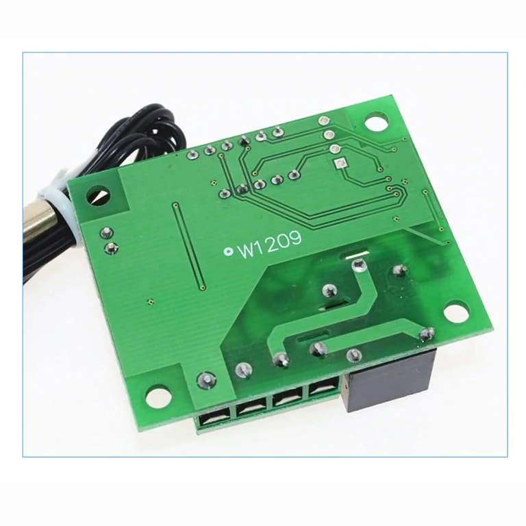 Zdjęcie tylnej części płytki termostatu z pinami połączeniowymi