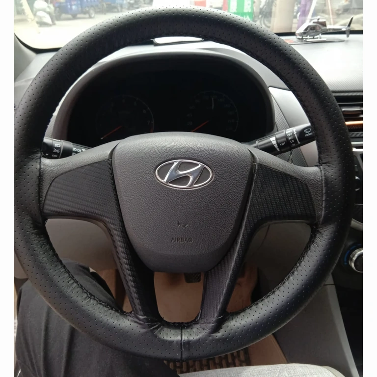 Czarny pokrowiec ze skóry z antypoślizgową fakturą dla komfortowej jazdy