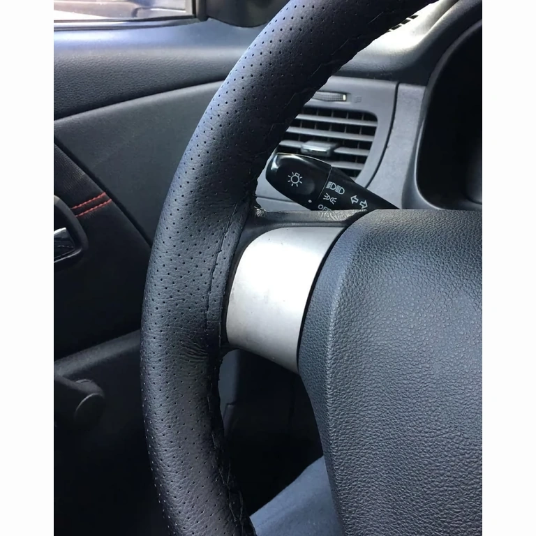 Premium pokrowiec na kierownicę, perforowana skóra, sportowy design