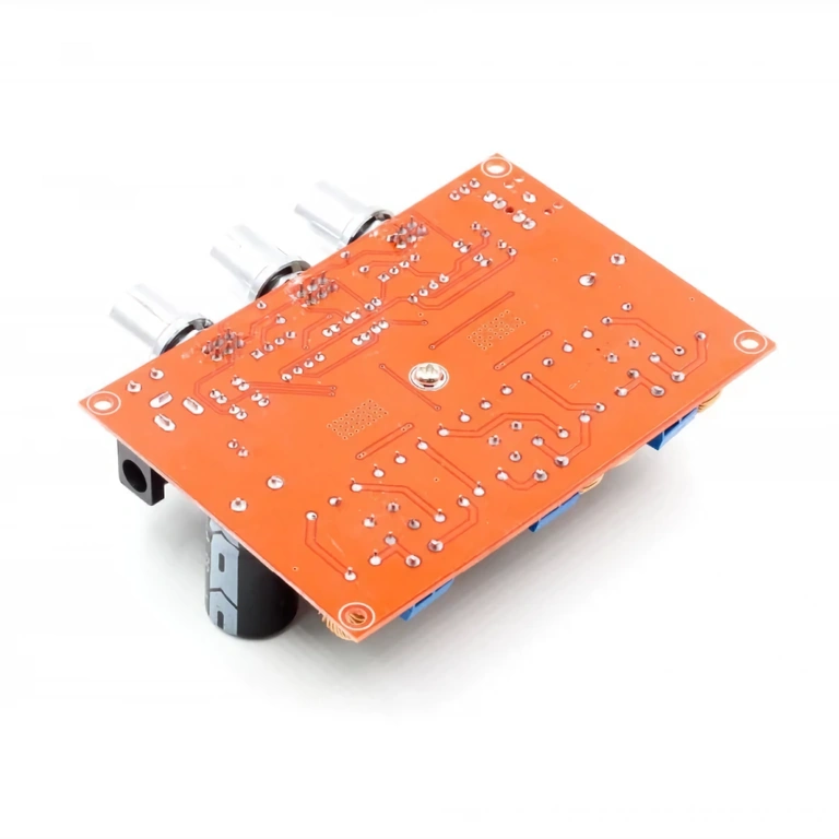 Zdjęcie tylnej części modułu audio XH-M139, w tym złącz i ścieżek