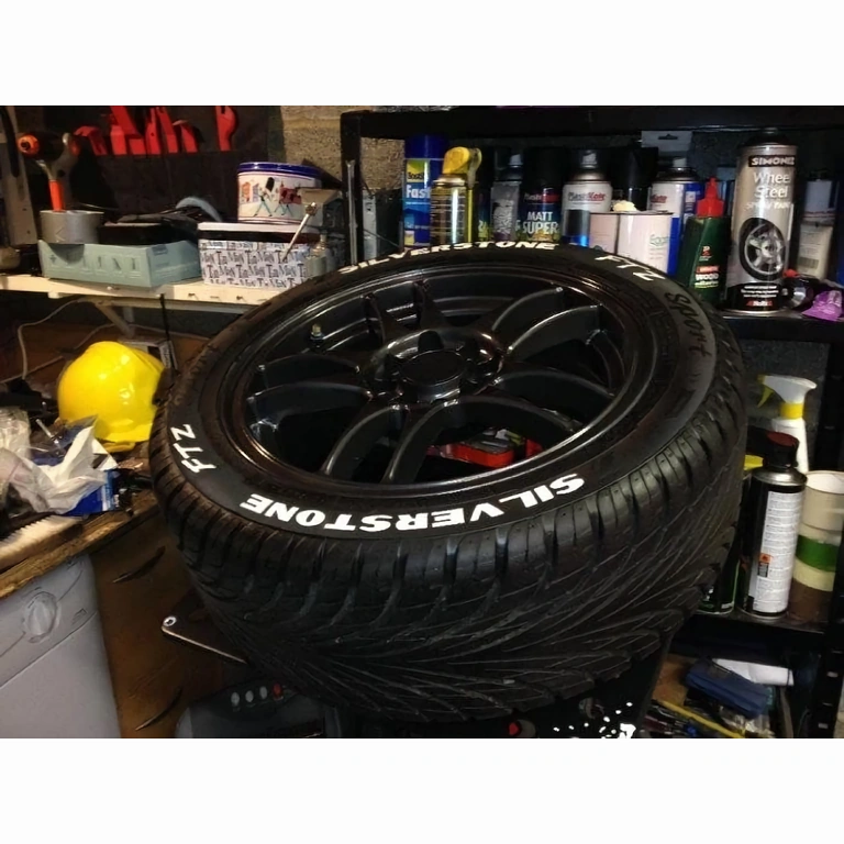 Marker z białą farbą i końcówką 2 mm