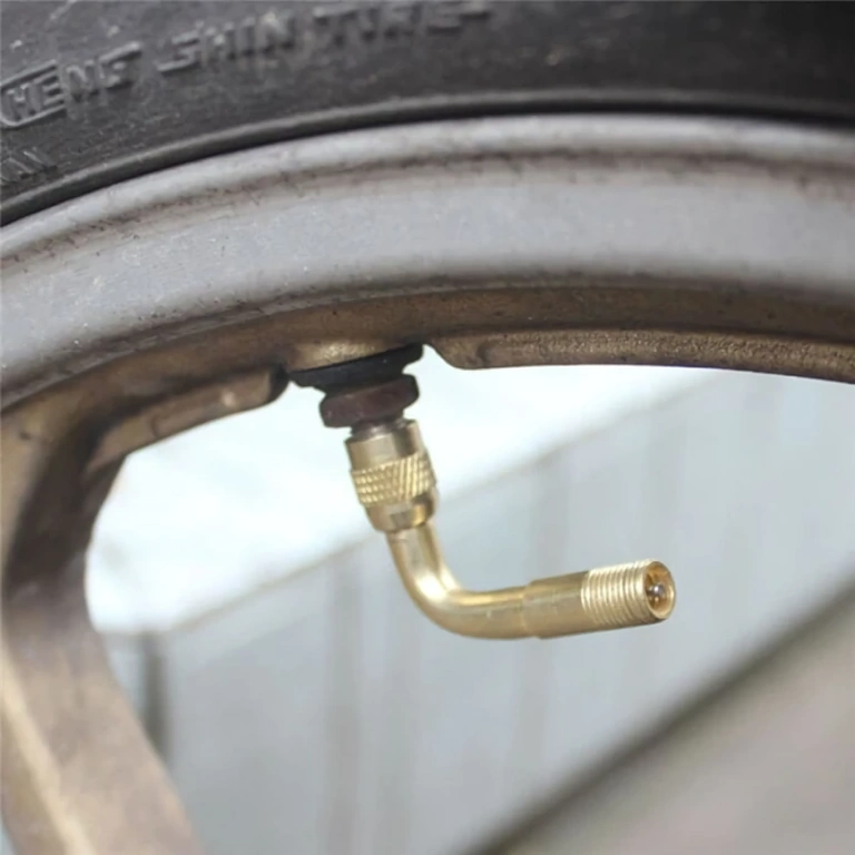 Kątowy przedłużacz do łatwego pompowania kół