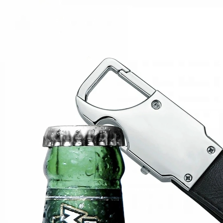 Skórzany brelok z otwieraczem do butelek Czarny skórzany brelok z wbudowanym otwieraczem do butelek