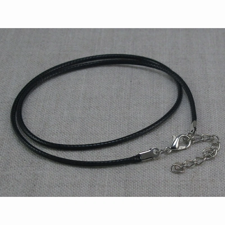 Zawieszka z różowym kryształem i skórzanym sznurkiem – łagodna i ochronna energia