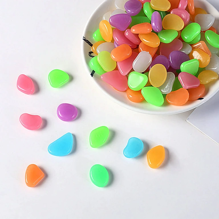 Dekoracyjny pakiet 100 kamieni fosforyzujących