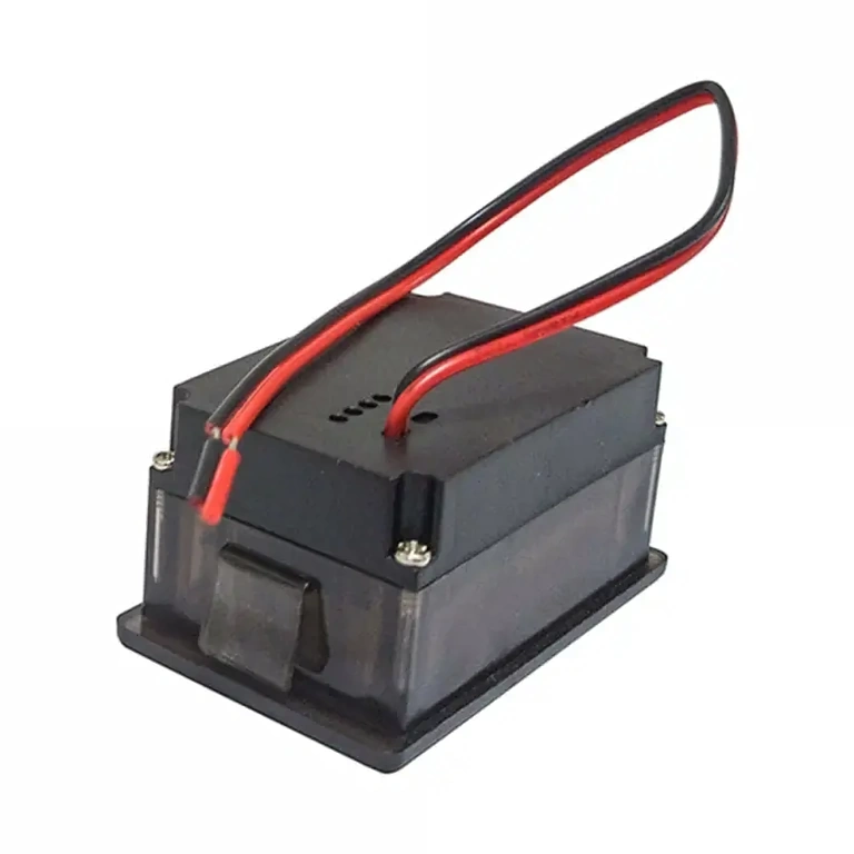 Dokładny pomiar napięcia dla systemów samochodowych i elektrycznych z czytelnym wyświetlaczem