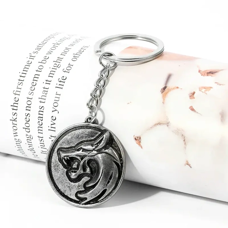 Łańcuszek i brelok z metalową głową wilka Wiedźmin, postarzana estetyka