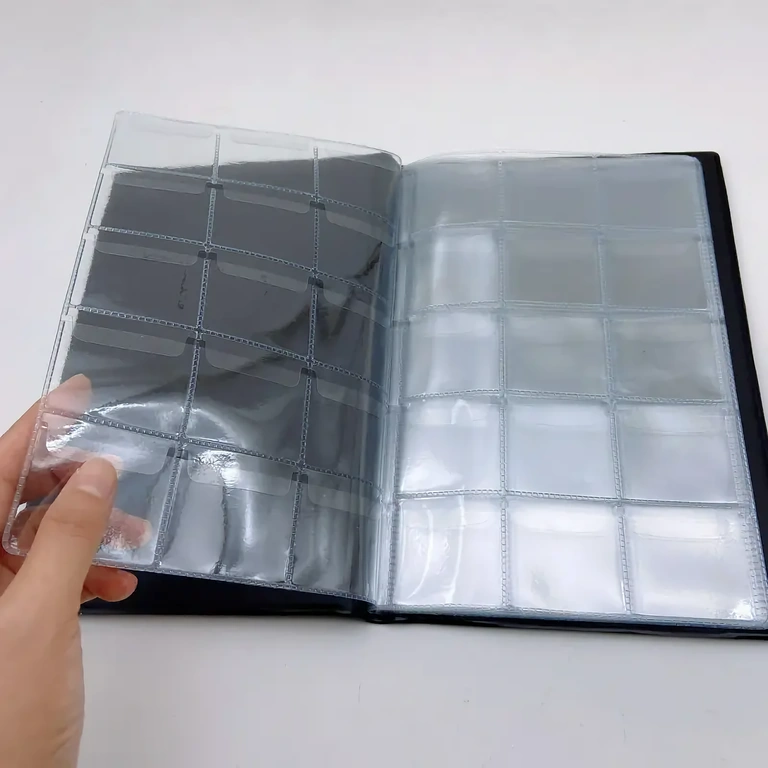 Album z kratkami i klapkami do bezpiecznego mocowania monet