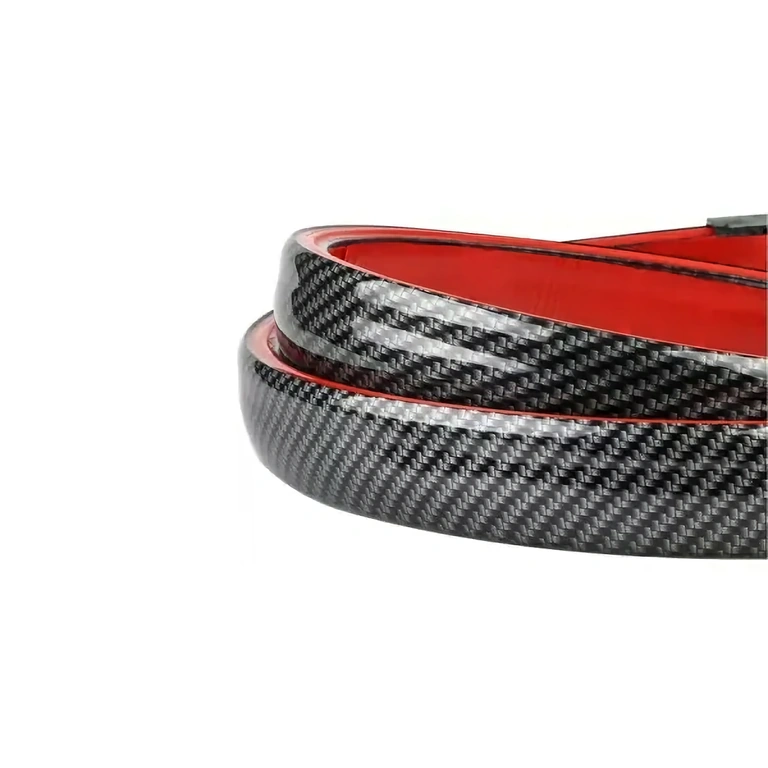 Spoiler z wyglądem carbon i taśmą LED do hamulca