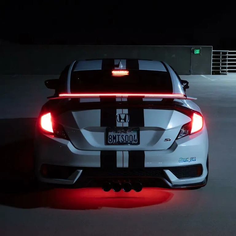 Spoiler na bagażnik z taśmą LED i wbudowanym stopem