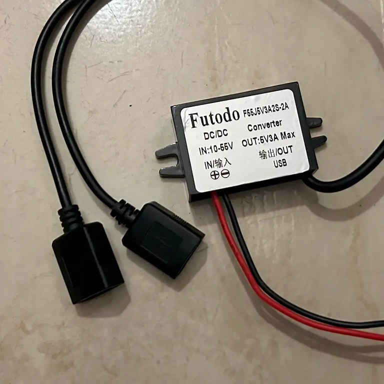 Podwójne porty USB do jednoczesnego ładowania 5V 3A