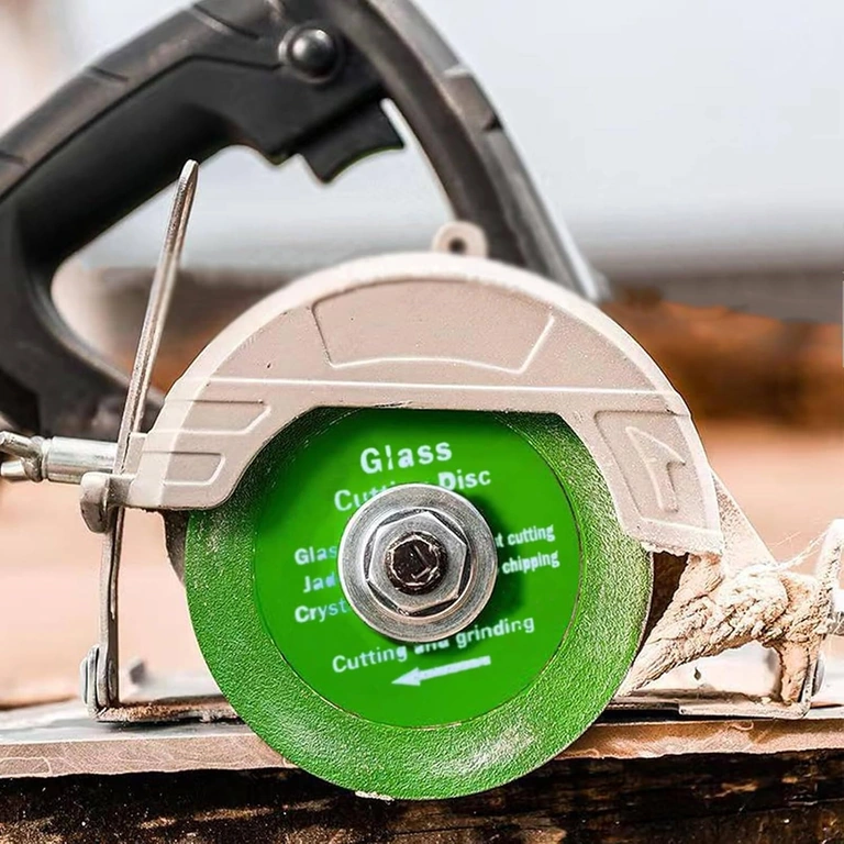 Tarcza zamontowana na standardowej szlifierce kątowej