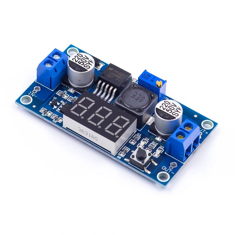 Zbliżenie modułu step-down LM2596 z wyświetlaczem i regulacją napięcia