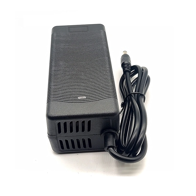 Ładowarka 36V–42V 3A, wysoka efektywność i niskie zużycie energii