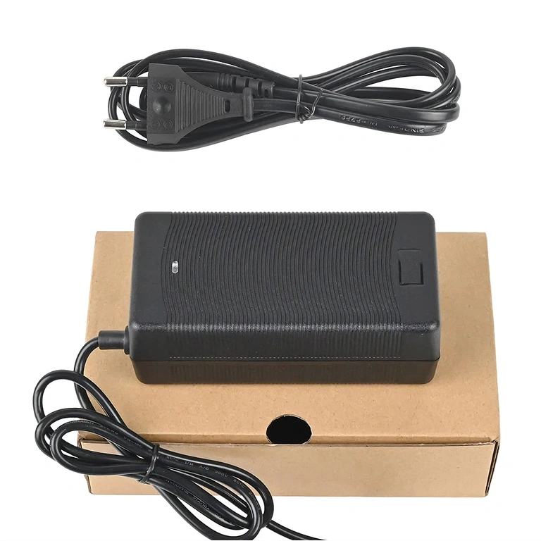 Ładowarka 48V–54.6V 2A z wtykiem IEC C13, odpowiednia do skuterów elektrycznych Citycoco i Harley