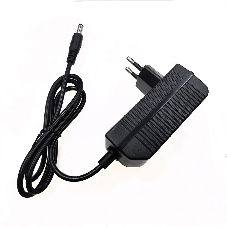 Ładowarka Li-Ion 16,8V – regulowany kąt Ładowarka 16.8V Li-Ion 2A – zdjęcie pod różnym kątem, pokazuje kompaktowy i przenośny design dla baterii 14.4V