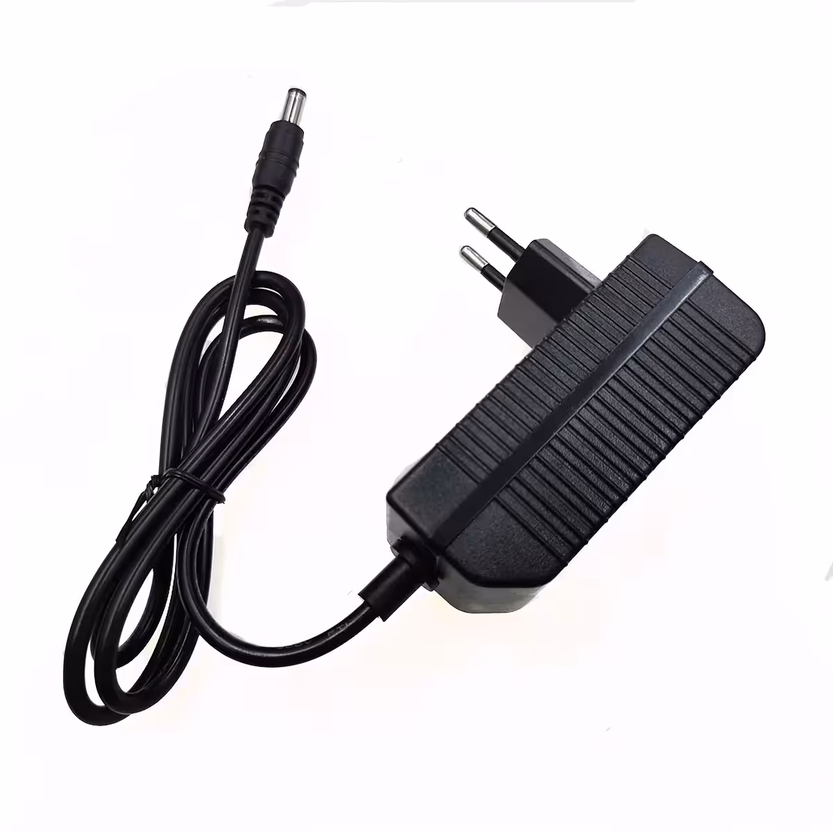 Ładowarka 16.8V Li-Ion 2A – zdjęcie pod różnym kątem, pokazuje kompaktowy i przenośny design dla baterii 14.4V