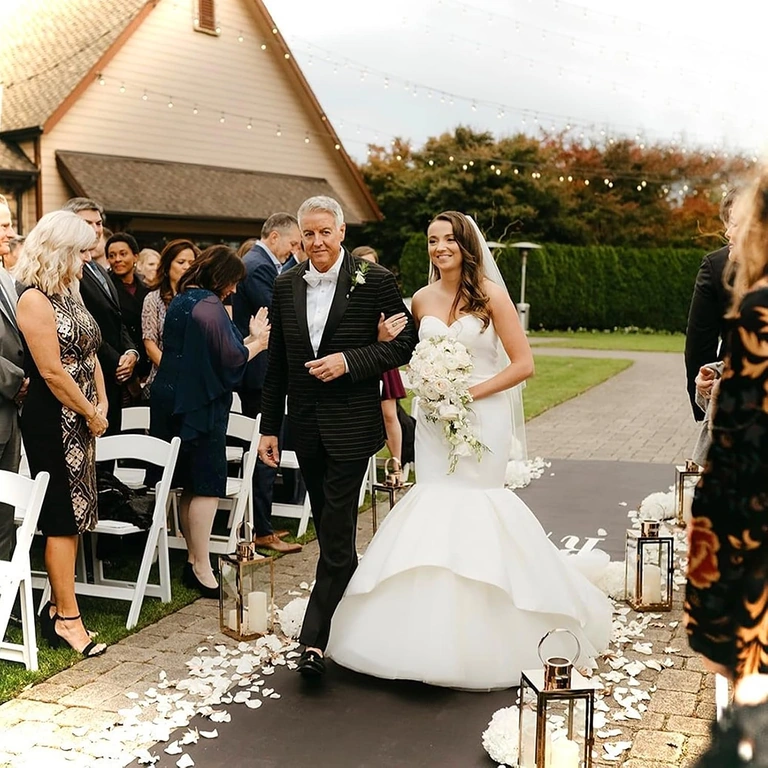 Sztuczne białe płatki używane jako rekwizyt do romantycznych zdjęć