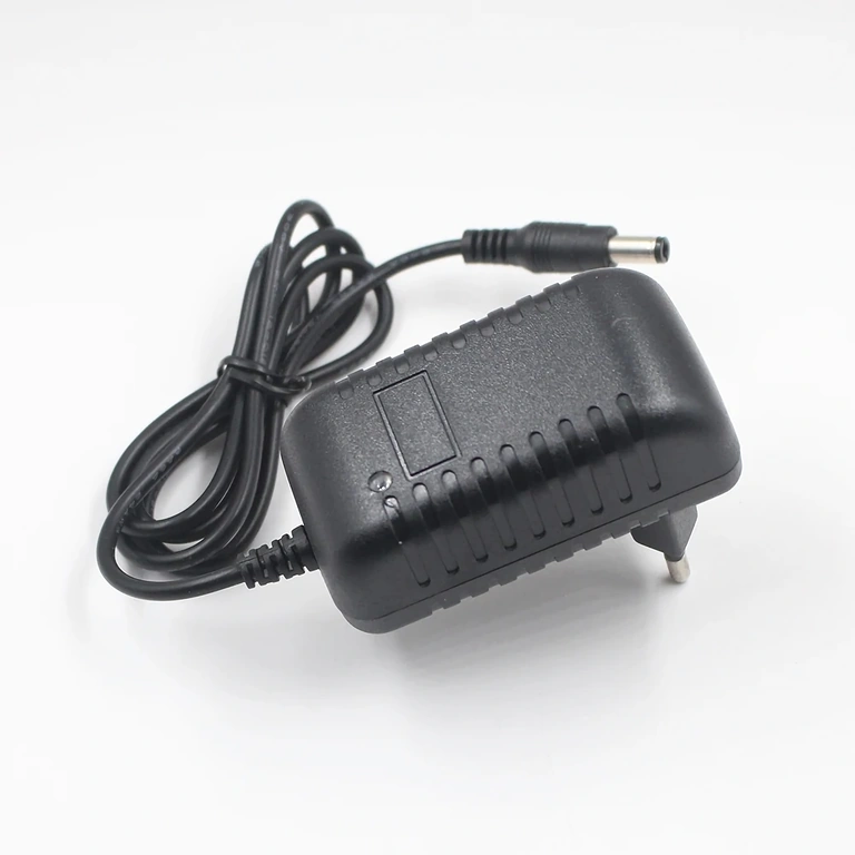 Ładowarka LiFePO4 z czerwono-zielonym wskaźnikiem LED stanu ładowania