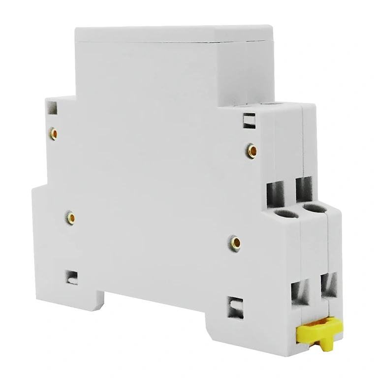 Cyfrowy woltomierz zamontowany na szynie DIN do paneli elektrycznych.