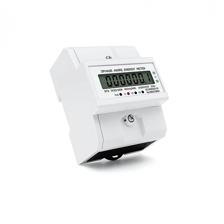 Widok boczny cyfrowego licznika trójfazowego zamontowanego w panelu.