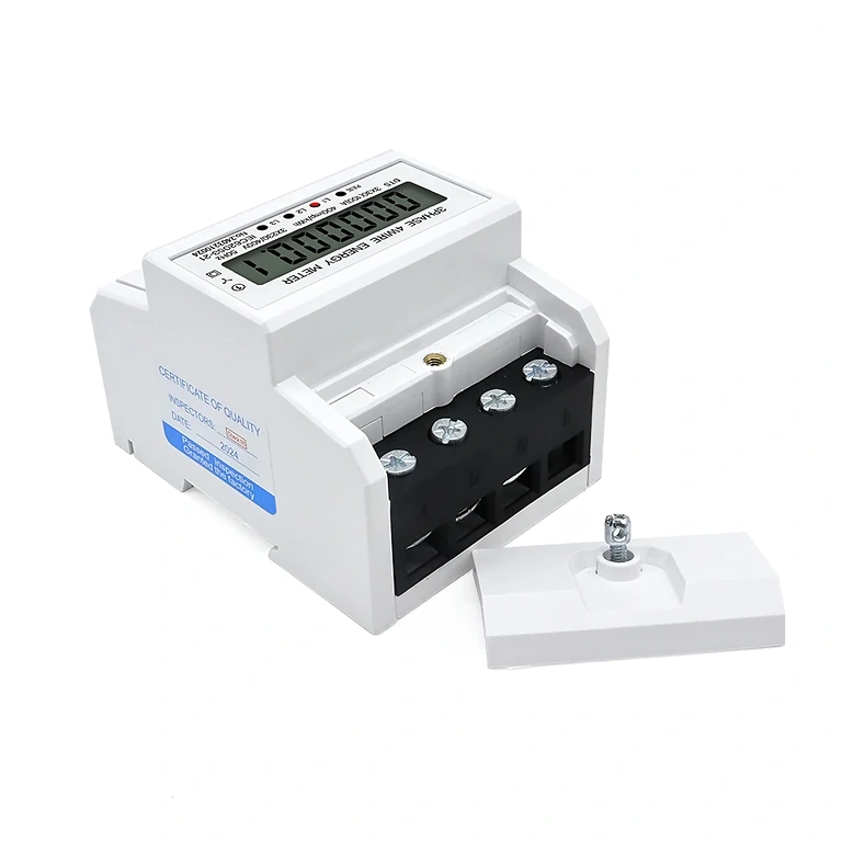 Montaż cyfrowego licznika trójfazowego na szynie DIN w panelu elektrycznym.