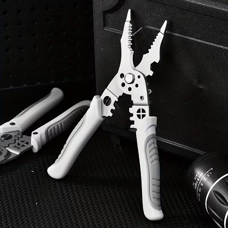 Otwory skalibrowane do precyzyjnego ściągania izolacji przewodów o różnych średnicach.