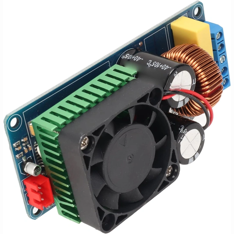 Szczegół radiatora chłodzącego wzmacniacz mono 500W