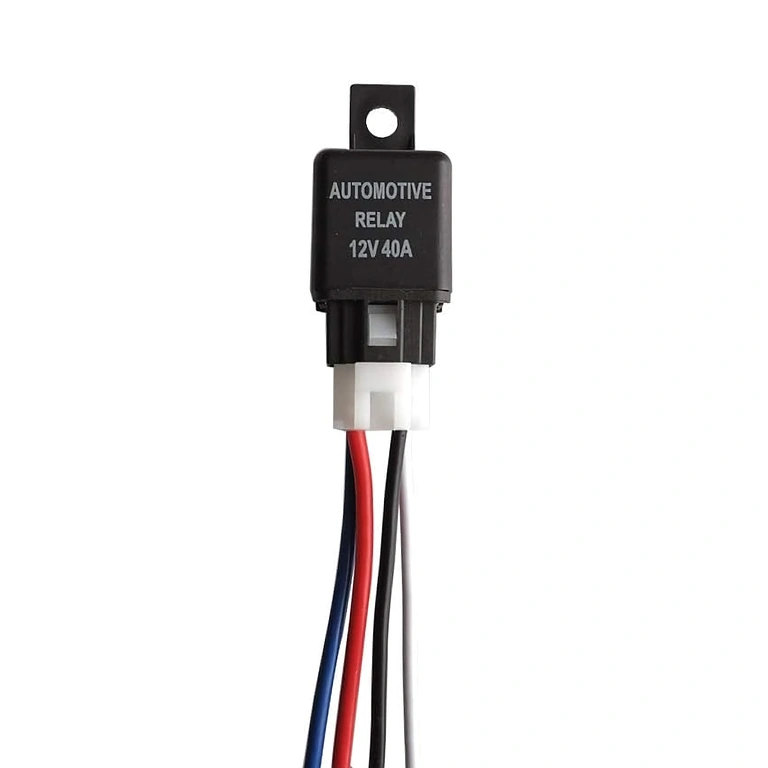 Przekaźnik samochodowy 12V 4 piny 40A z gniazdem – wyraźny widok z przodu