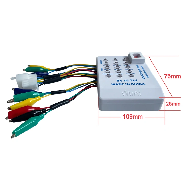 Bateria podłączona do uniwersalnego testera w celu sprawdzenia kontrolera
