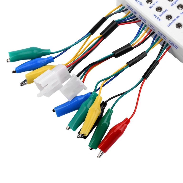 Przewody fazowe silnika podłączone do uniwersalnego testera