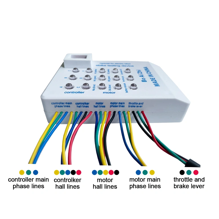 Szczegół połączeń uniwersalnego testera do roweru i hulajnogi elektrycznej